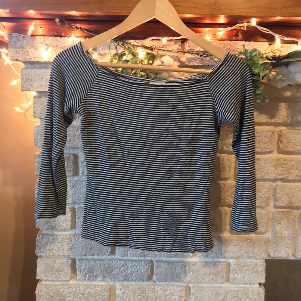 Chic black and white stripe scoop neck top ✨